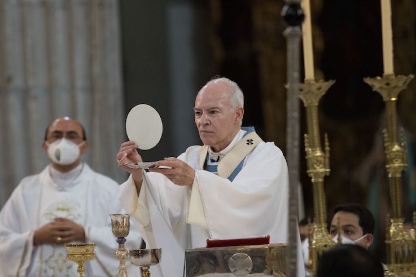 El Arzobispo Carlos Aguiar Retes durante la misa de la Asunción de la Virgen María, en la Catedral Metropolitana.