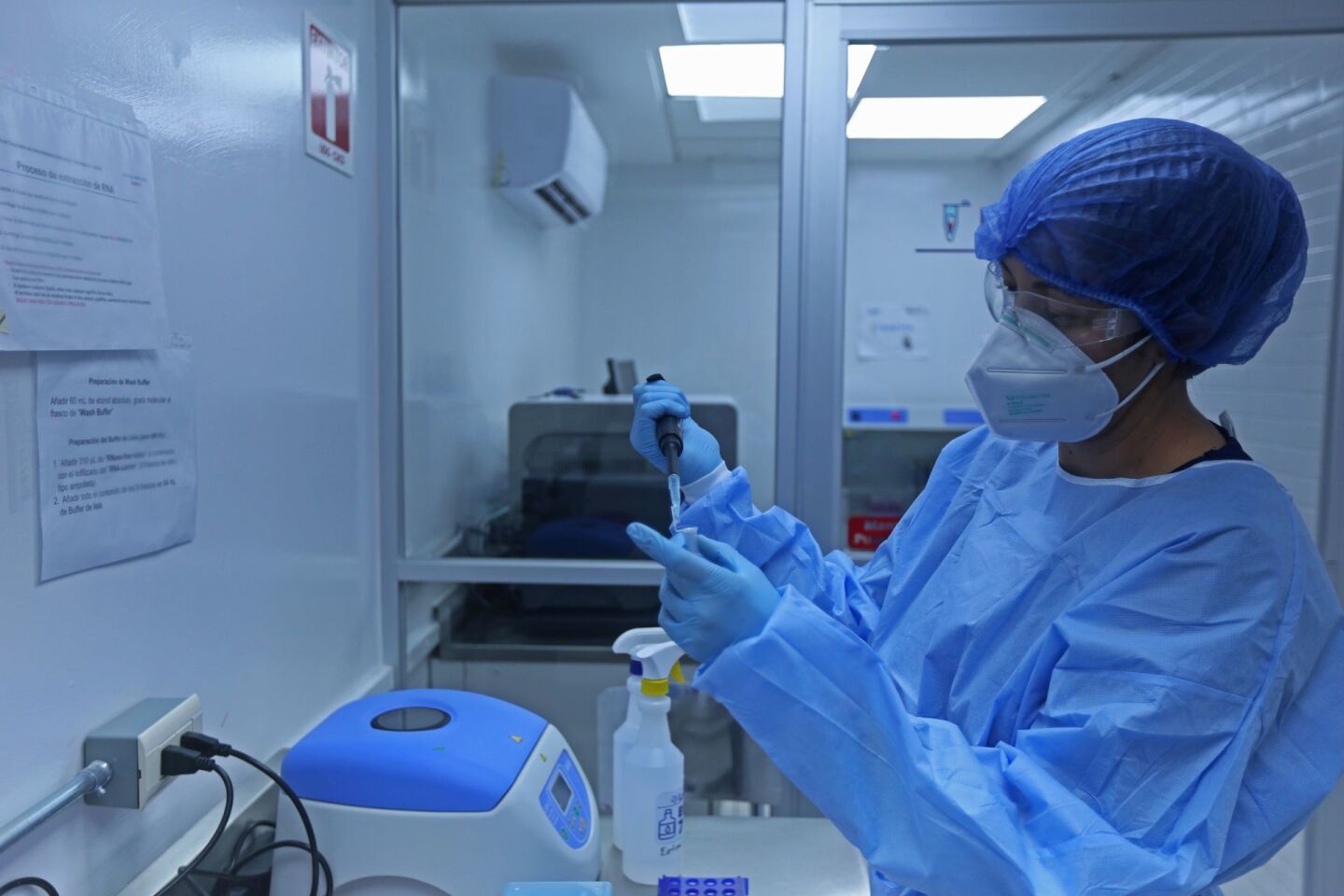 nvestigadores del LaDEER del Centro Universitario de Ciencias de la Salud de la U. De G., realizan una simulación del procedimiento de análisis de moléculas para poder diagnosticar si existen mutaciones o variantes en el virus del SARS-CoV—2, esto durante un recorrido realizado por el Laboratorio de Diagnostico en Enfermedades Emergentes y Reemergentes.