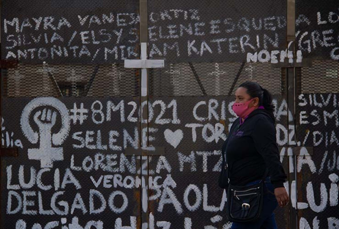 Mujeres de distintas colectivas intervinieron las vallas colocadas por el gobierno de la Ciudad en Palacio Nacional previo al 8m -Día internacional de la Mujer-. Organizadas pintaron durante la noche los nombres de mujeres sobrevivientes y víctimas de f