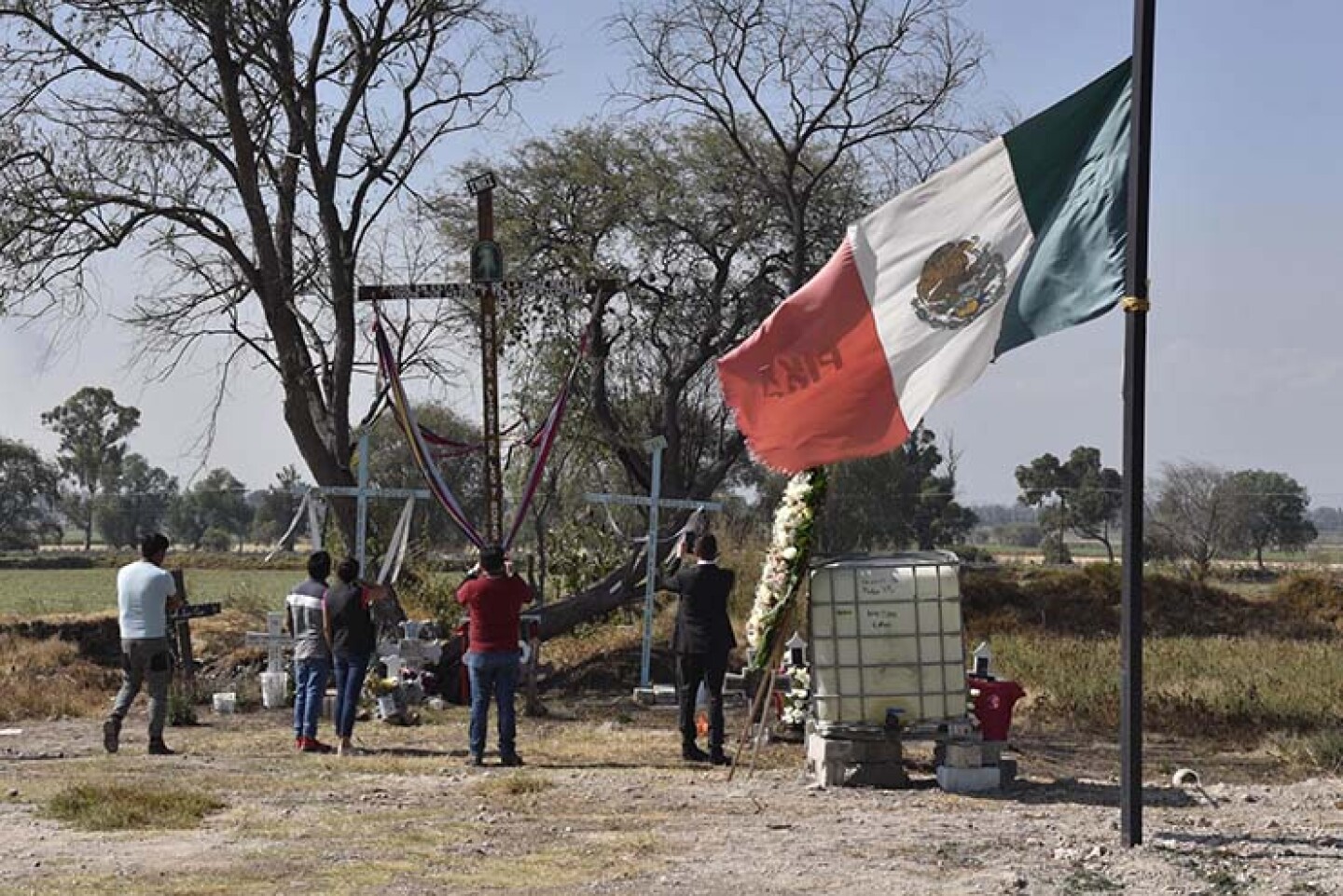 Familiares de las víctimas de la explosión de un ducto de Pemex, colocaron ofrendas florales y realizaron la colocación simbólica de la primera piedra del memorial durante la ceremonia de remembranza a un año de los hechos.