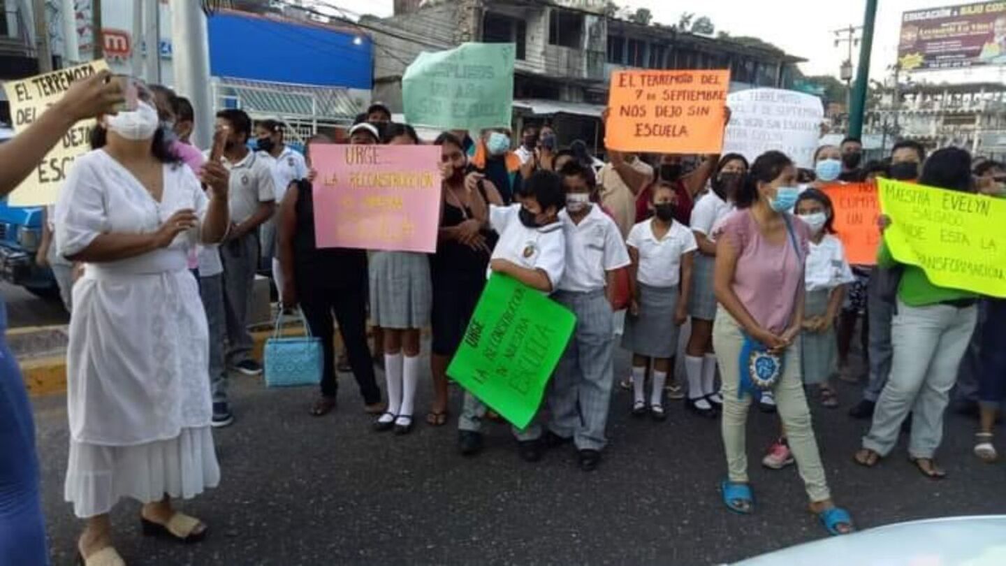 padres de familia hacen un bloqueo en la México-Acapulco