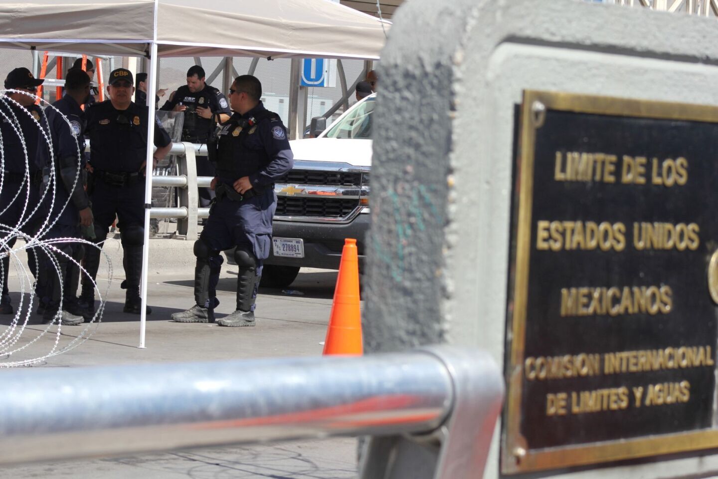 CIUDAD DE JUÁREZ, CHIHUAHUA, 01JULIO2019.- Se manifiestan 200 migrantes en el puente internacional Paso del Norte y tomaron por asalto el puente internacional. Justo antes de las 2 am, los oficiales de Aduanas y Protección Fronteriza de los Estados Unidos que trabajaban en el cruce internacional Paso del Norte implementaron medidas de endurecimiento de puertos para evitar temporalmente el flujo de viajeros hacia el norte debido a un grupo de 200 emigrantes e ingobernable formado en el lado mexicano del cruce y representó una amenaza para invadir las instalaciones. Los miembros de la Fuerza de Campo Móvil de CBP y el Equipo de Respuesta Especial fueron desplegados en la instalación, también estuvieron los de operaciones aéreas y marítimas de la Aduana y Protección Fronteriza de los Estados Unidos, la Patrulla Fronteriza, las Investigaciones de Seguridad Nacional, los Servicios Federales de Protección y el Departamento de Policía de El Paso quienes brindaron apoyo a la Oficina de Operaciones de Campo del CBP.FOTO: NACHO RUIZ /CUARTOSCURO.COM