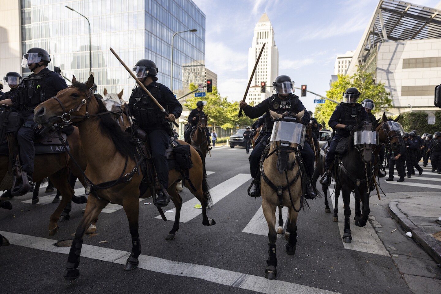 alcaldesa-karen-bass-levanta-toque-de-queda-en-los-angeles-tras-protestas-por-redadas-migratorias
