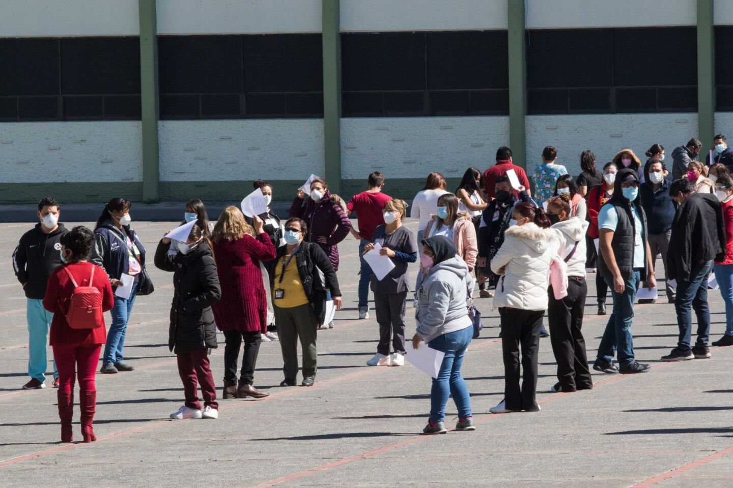 Personal médico hizo fila desde tempranas horas para aplicarse la vacuna en el 22/o Batallón de la PM, ubicado en El Chivatito", in embargo fueron rechazados ya que les explicaron que la vacunación es por lista.