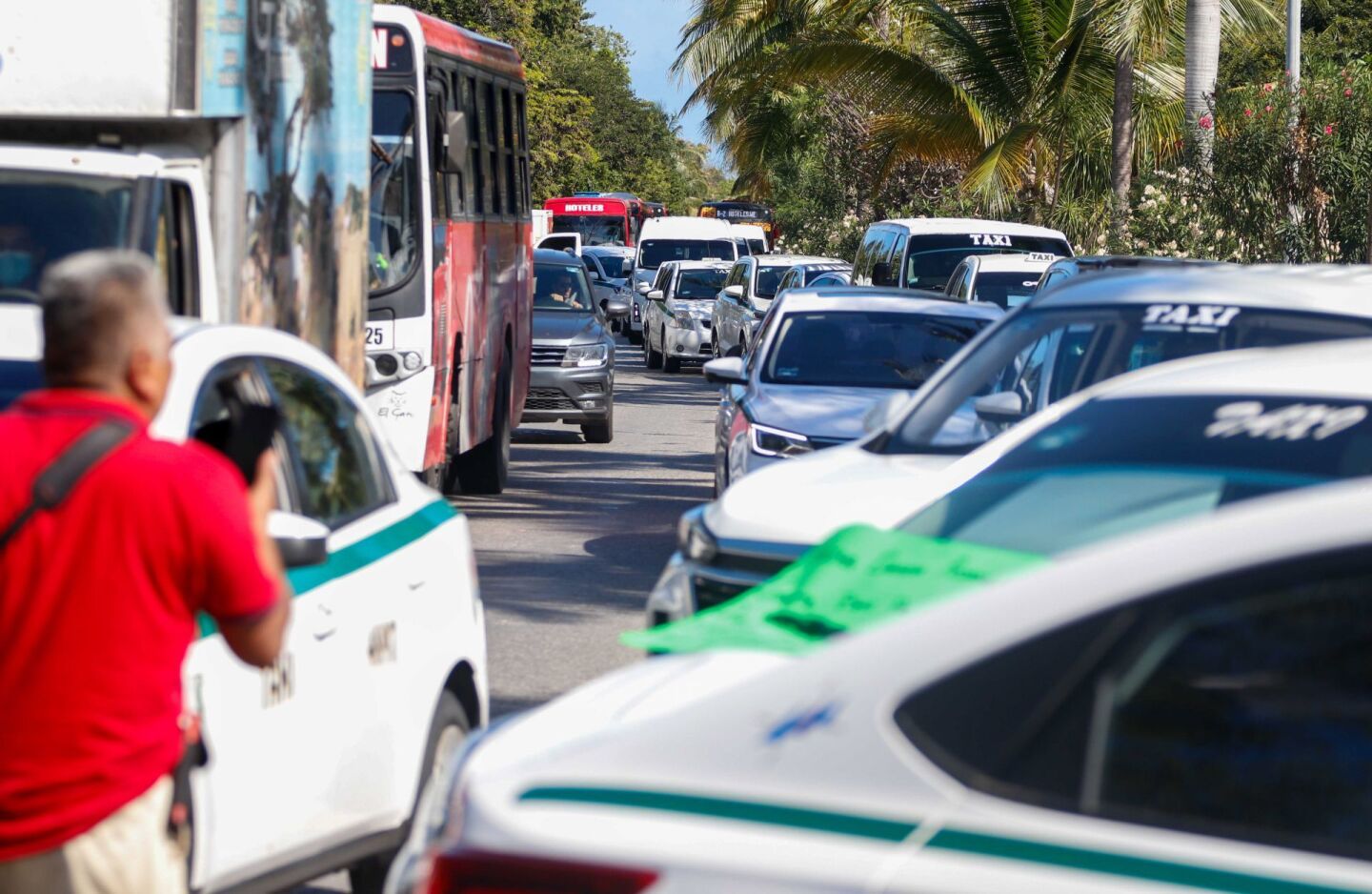 Taxistas bloquearon los accesos al Aeropuerto Internacional de Cancún para exigir que el servicio Uber no pueda brindar el servicio en la terminal aérea, cientos de turistas tuvieron que ser auxiliados por la policía para llegar.