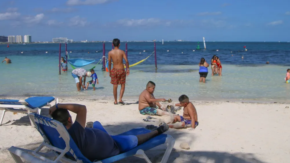 La reforma para ampliar las vacaciones en México (conocida como vacaciones dignas) ha generado confusión respecto al número de días a los que tendrán derecho los trabajadores una vez que sea votada para su aprobación en la Cámara de Diputados y entre en vigor para 2023. En la imagen turistas en playa langosta de este destino turístico.