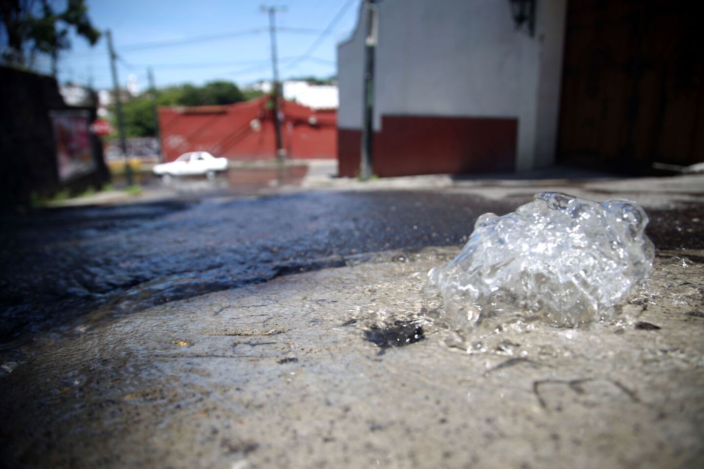 Fuerte fuga de agua provoca inundación en la Miguel Hidalgo