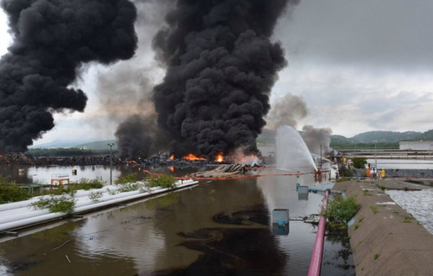 Incendio refinería cortada