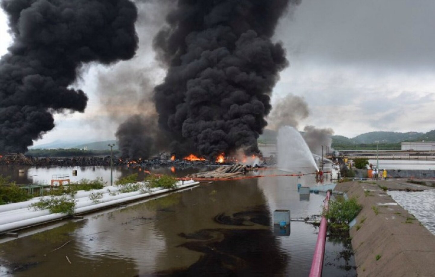 Incendio refinería cortada