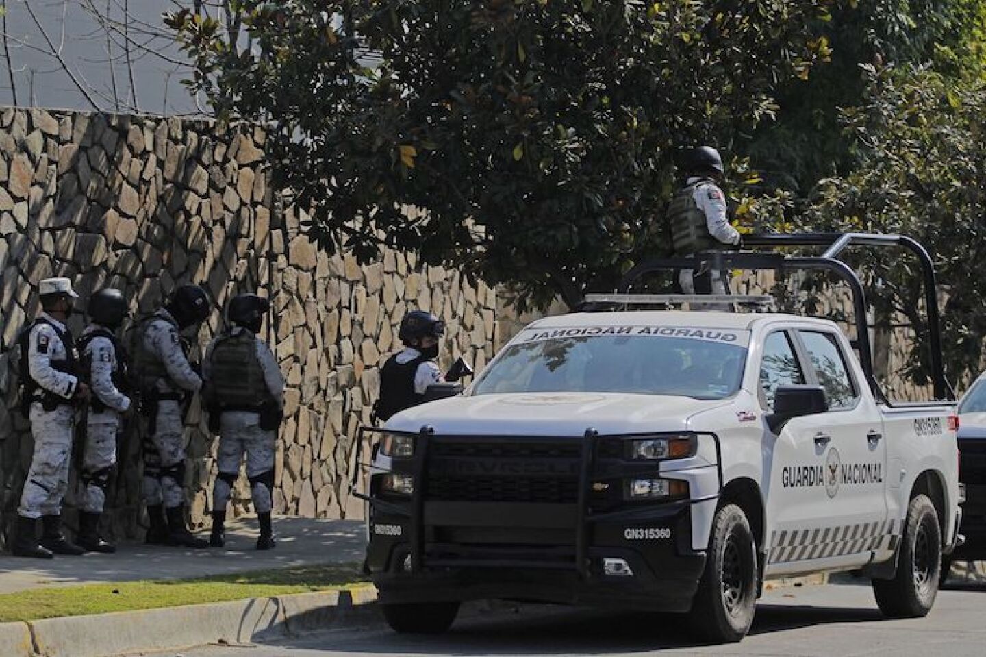 Elementos de la Guardia Nacional custodian algunos fraccionamientos donde se llevaron a cabo diversos operativos, en el municipio de Zapopan.