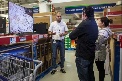 MEXICO, D.F., 14NOVIEMBRE2015.- Continúan las compras por el Buen Fin. Tiendas departamentales y comercios ofrecen descuentos y facilidades de pago a sus clientes, quienes aprovechan para realizar compras de electrodomésticos, computo y televisiones, pr