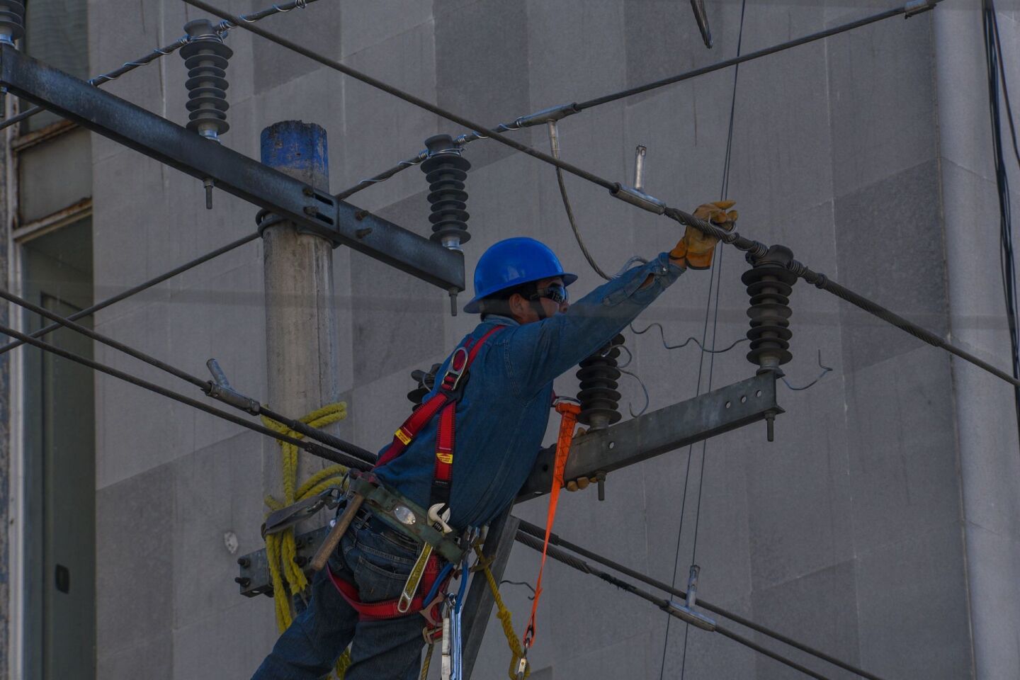 Trabajadores de CFE realizan el cambio de cableado en calles del centro de Toluca.