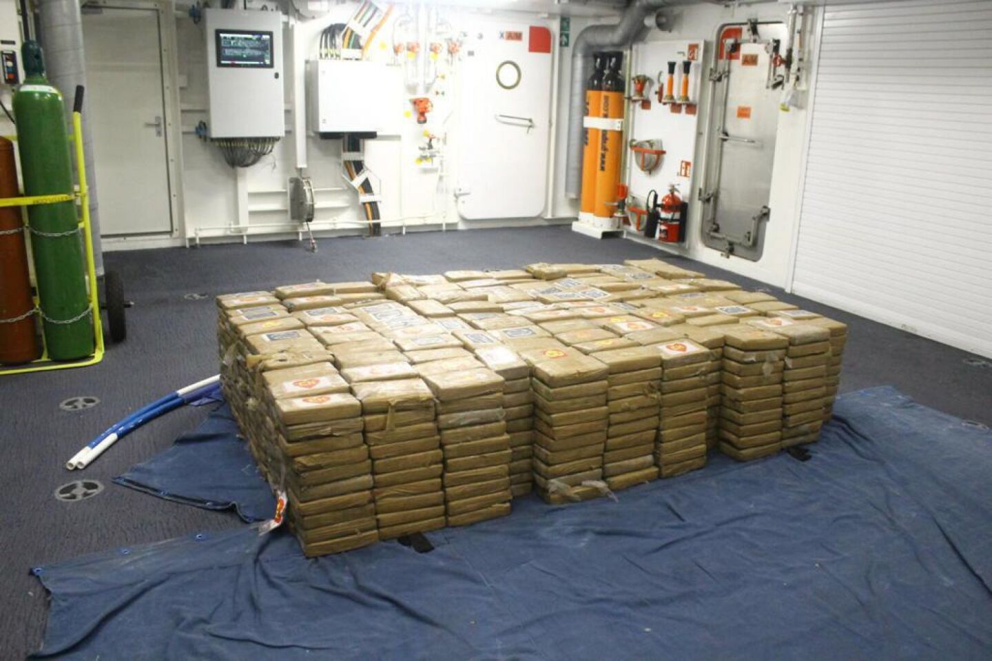 La Secretaría de Marina-Armada de México aseguró 1100 paquetes de presunta carga ilícita y una embarcación con siete tripulantes a costasa de Colima.