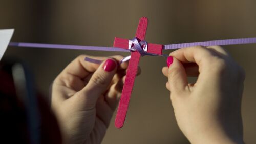 MONTERREY, NUEVO LEÓN, 25NOVIEMBRE2020.- En el marco del Día Internacional de la eliminación de la violencia contra la mujer, integrantes del movimiento feminista en la entidad acudieron a la explanada de los Héroes para  manifestarse mediante escritos. Nuevo León ocupa el tercer lugar nacional en feminicidios, así como el sexto lugar en violencia familiar y trata de personas en México y el número once en violaciones en el presente año.FOTO: GABRIELA PÉREZ MONTIEL / CUARTOSCURO.COM