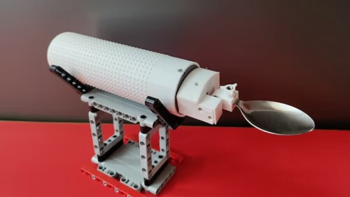 Estudiante indio inventa cuchara inteligente para manos temblorosas y es accesible