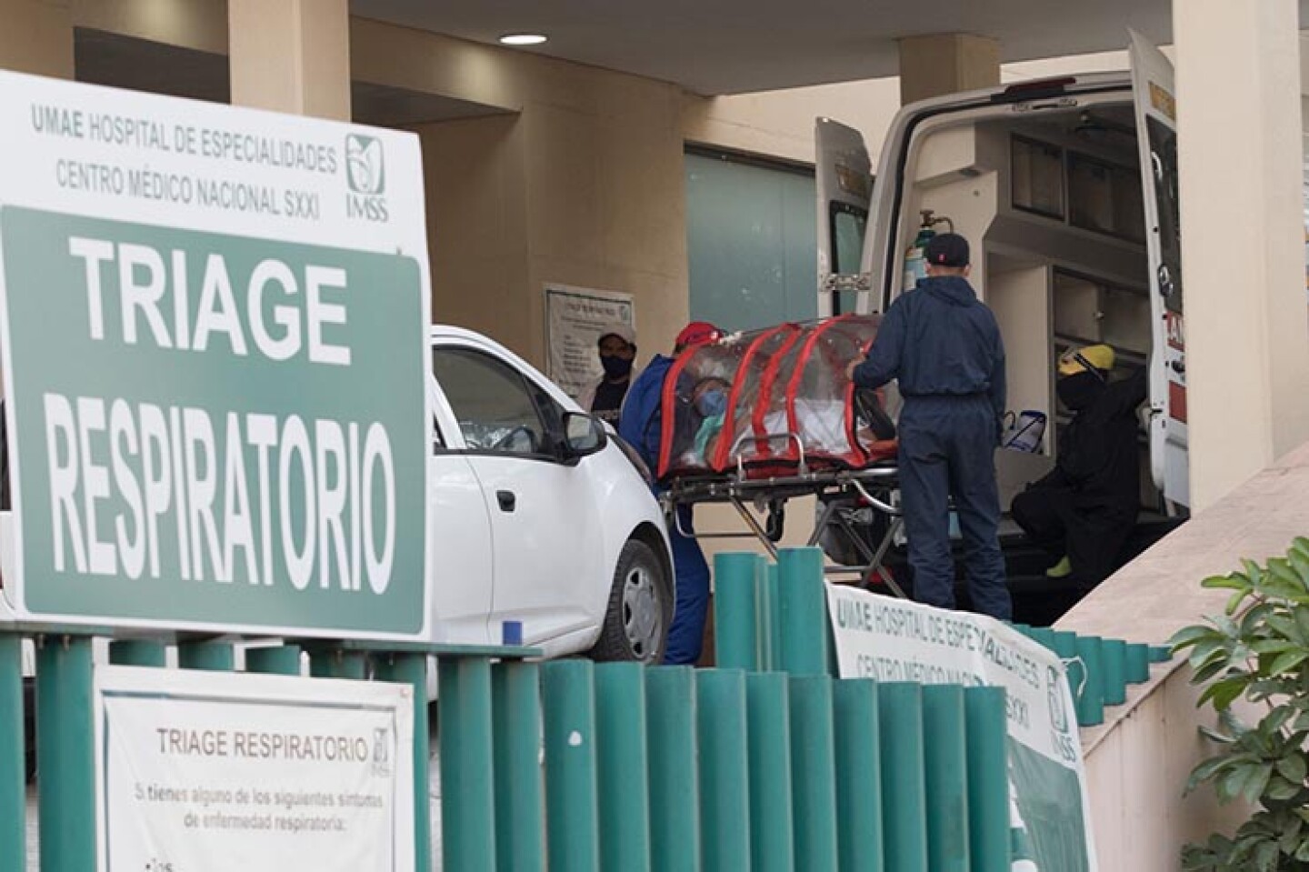 Un paciente con síntomas de Covid-19 es trasladado en cápsula al triage respiratorio del Centro Médico Siglo XXI.