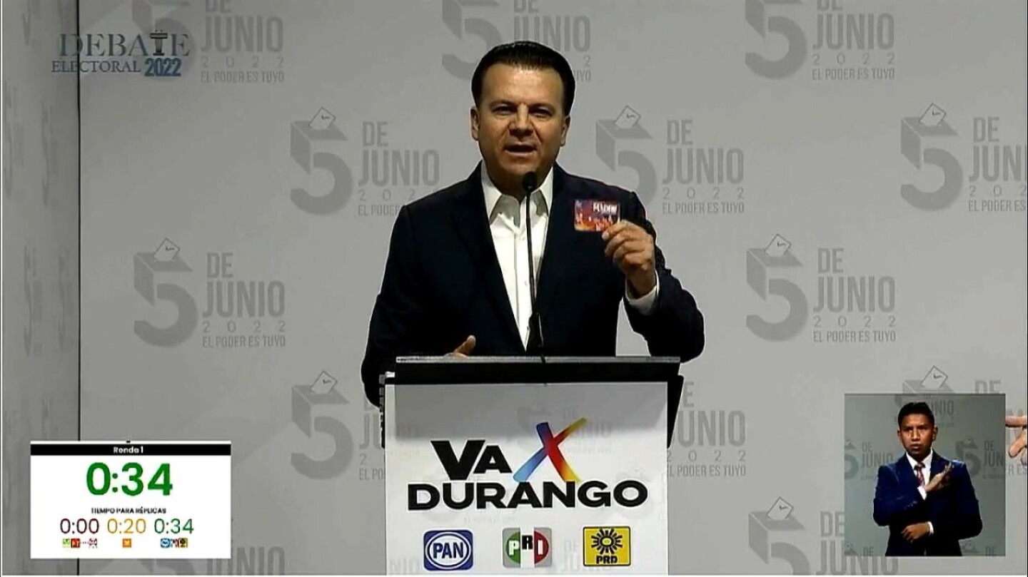 El candidato Esteban Villegas durante el primer debate en Durante