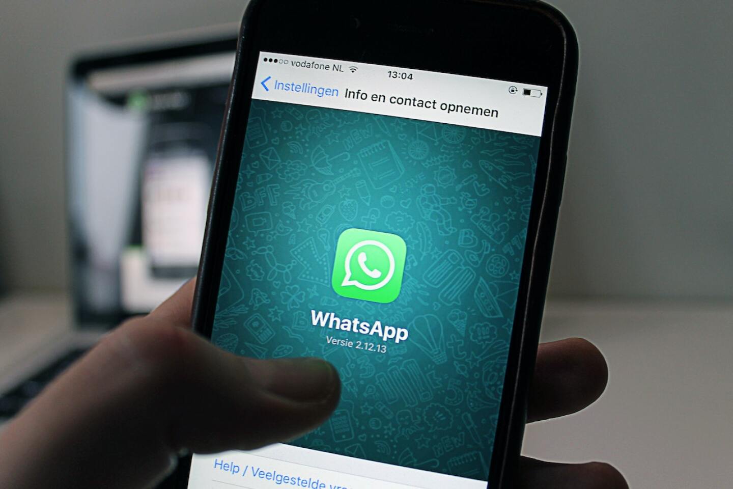 La aplicación permite crear una lista de difusión para enviar un mismo mensaje a varias personas.