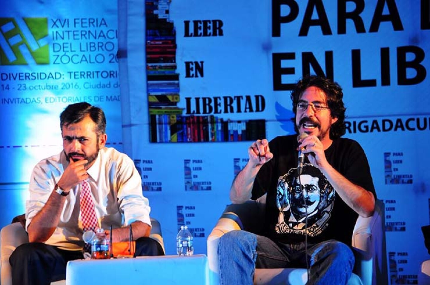 CIUDAD DE MÉXICO, 18OCTUBRE2016.- Los historiadores Pedro Salmerón, Bernardo Ibarrola y Felipe Ávila, sostuvieron una charla denominada "La historia a debate: Porfirio Díaz ¿Héroe o villano?", esto en el foro Berlot, en el marco de la feria del libr