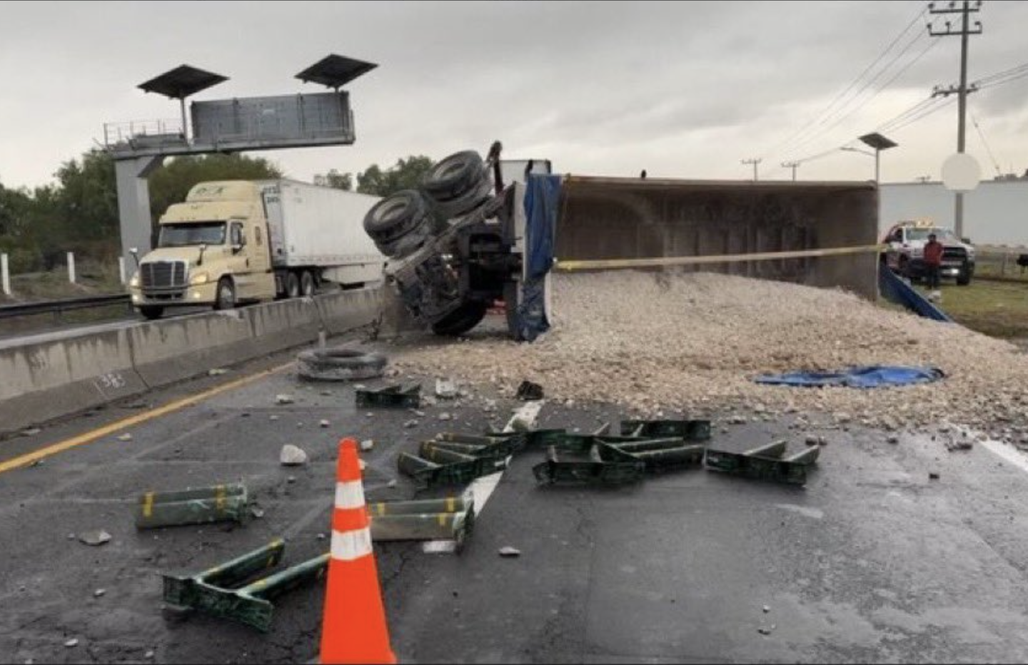 volcadura trailer Ecatepec