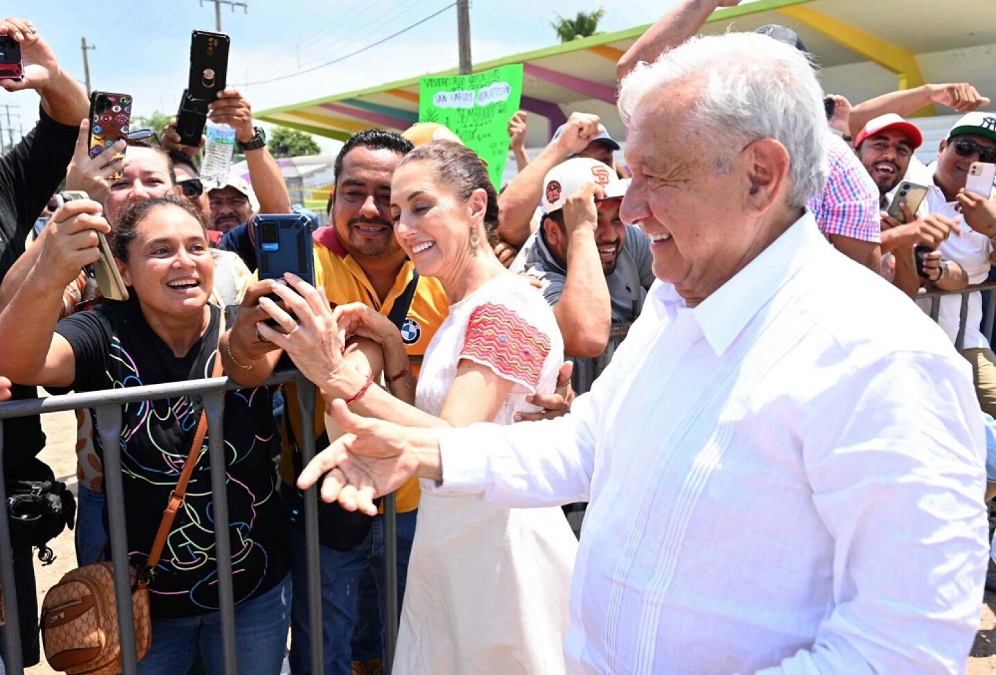 AMLO sheinbaum Camino Minatitlán-5