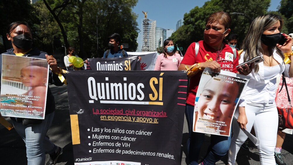 Familias con c·ncer marchan en MÈxico contra persistente escasez de medicinas