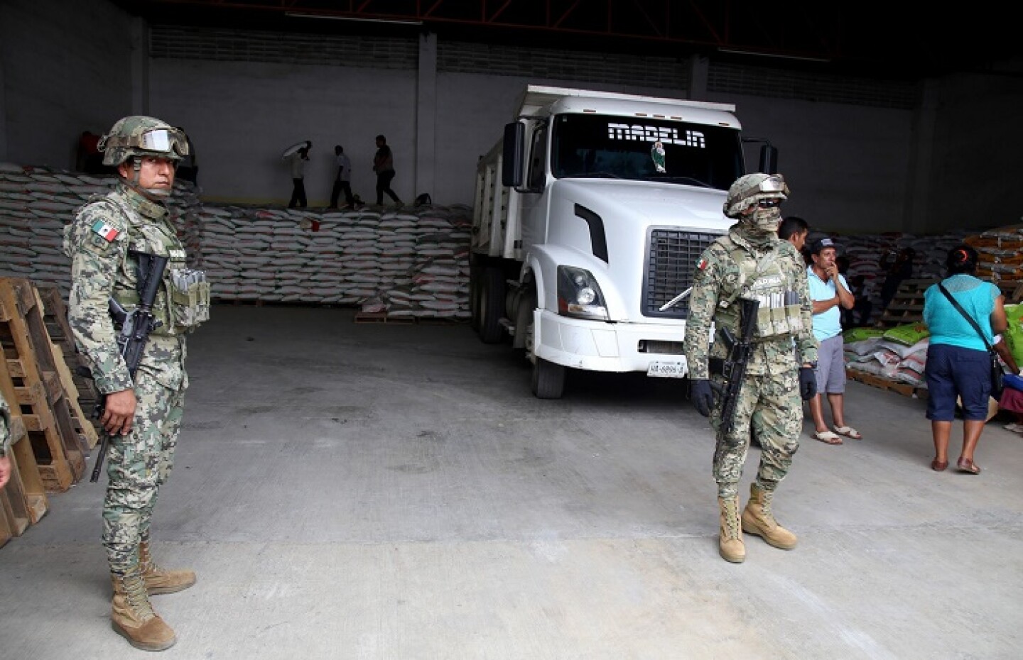 ACAPULCO, GUERRERO, 01JULIO2019.- Campesinos de comunidades de la zona rural de Acapulco recibieron fertilizante hoy en una bodega de la colonia Moctezuma, ubicada en la periferia. La entrega de fertilizante estuvo vigilada por la Marina. Los campesinos se quejaron de la mala organización de la entrega y de que tuvieron que viajar desde sus comunidades por el fertilizante ya que representa un gasto que afecta su economía, además de que se arriesgan a ser víctimas de la violencia.FOTO: CARLOS ALBERTO CARBAJAL /CUARTOSCURO.COM