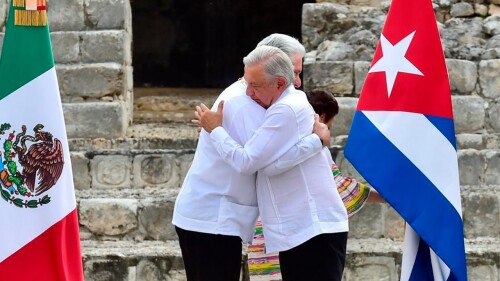 intelectuales-izquierda-mexico-cuba-amlo-orden-aguila-azteca