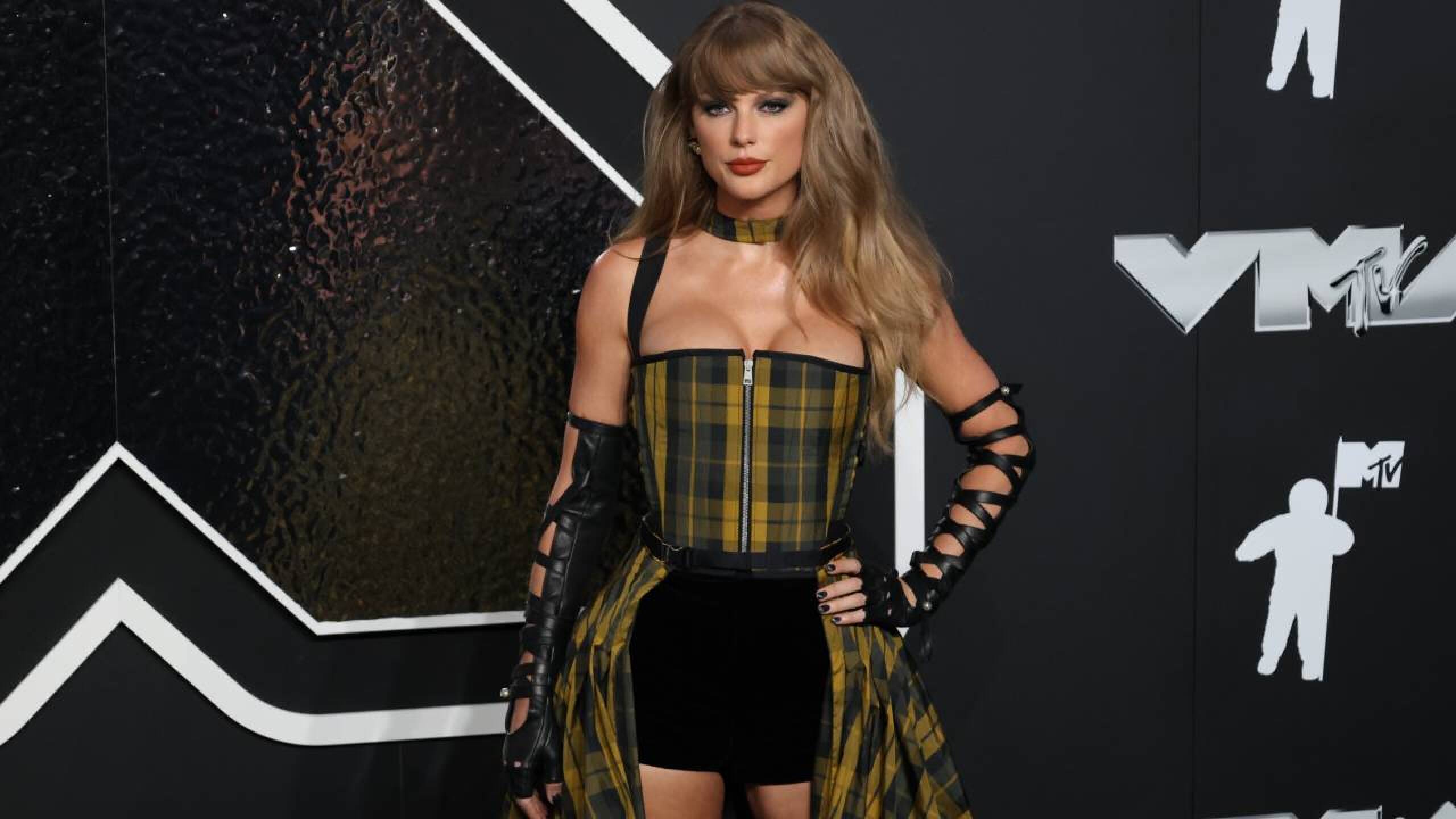 mtv-vmas-2024-alfombra-roja-taylor-swift