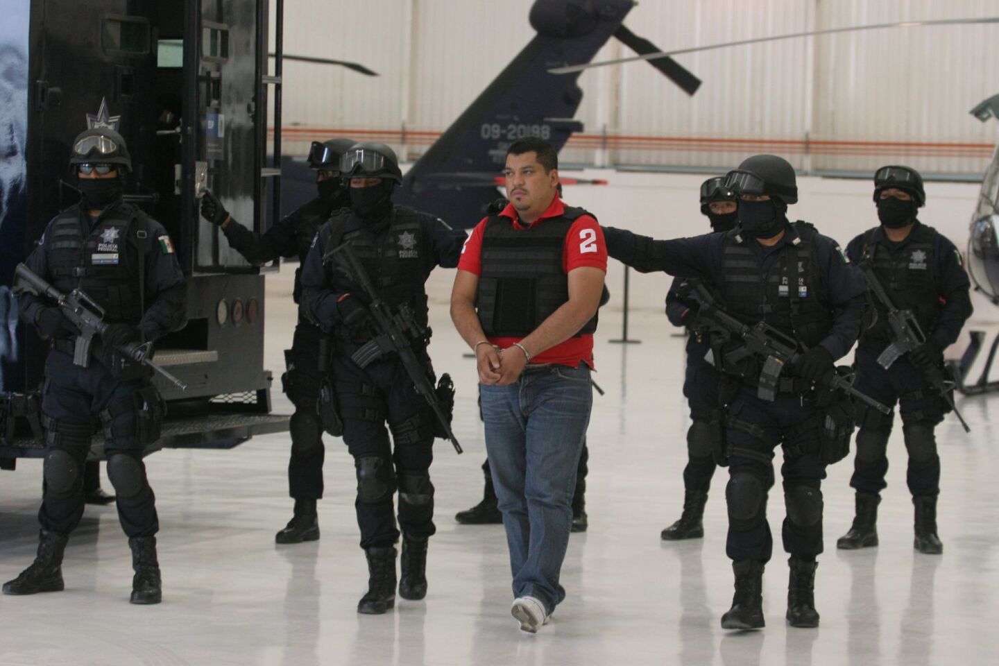 MÉXICO, D.F., 07MARZO2011.- Elementos de la Policia Federal, presentaron ante los medios de comunicacion a Marcos Carmona Hernandez alias El Cabrito, presunto jefe de plaza de Oaxaca de la organizacion delictiva Los Zetas.FOTO: SAUL LOPEZ/CUARTOSCURO.COM