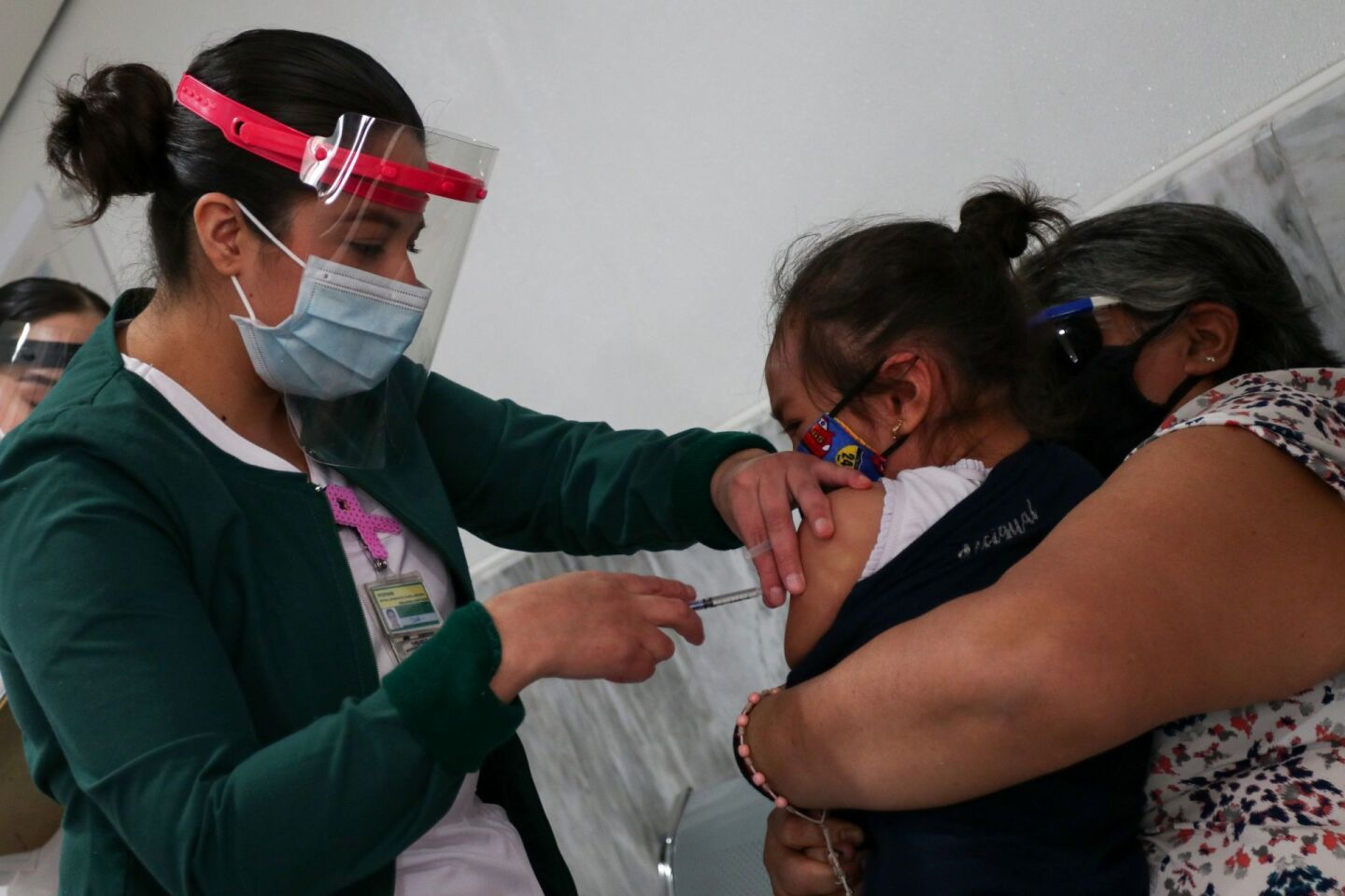 Campaña de Vacunación contra la Influenza en la clínica familiar 26 en la colonia Hipódromo, alcaldía de Cuauhtémoc.