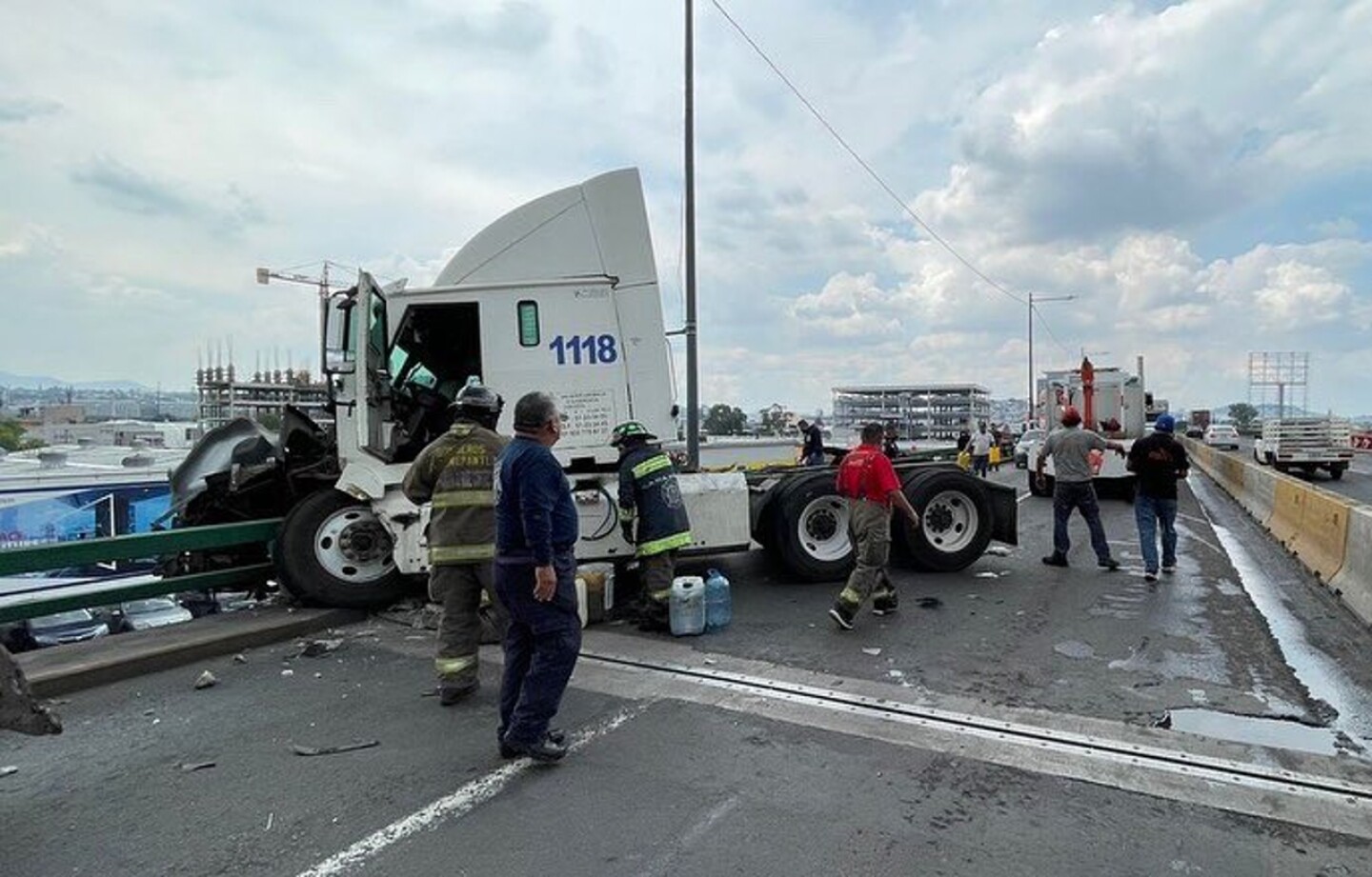accidente-en-tlalnepantla-trailer-puente-en-la-avenida-gustavo-baz