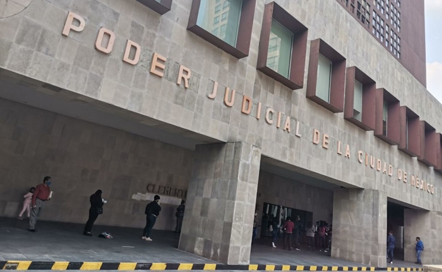 Filas en la sede del Poder Judicial de la Ciudad de México.