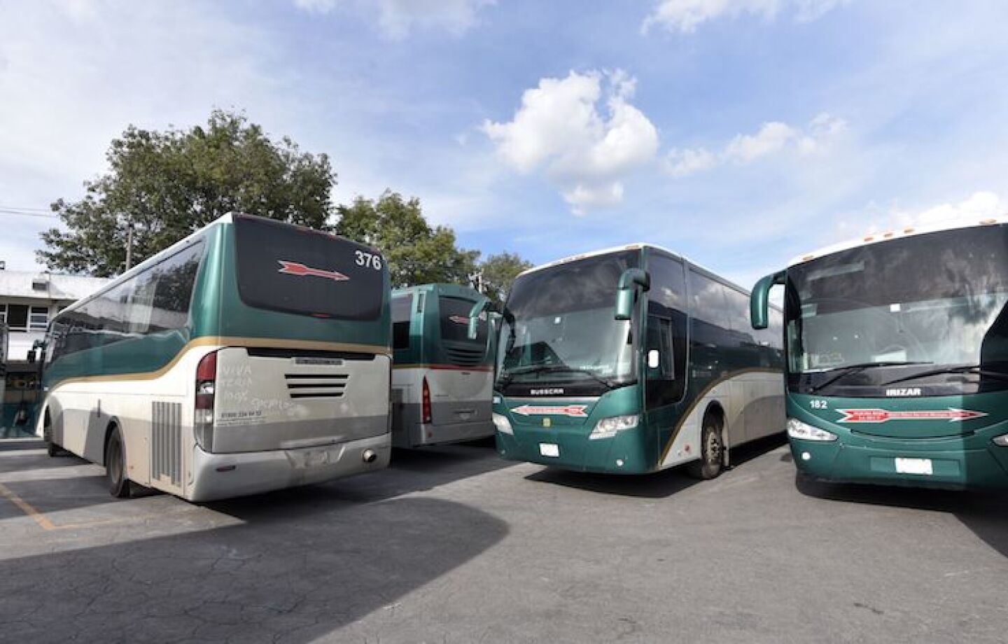 TOLUCA, ESTADO DE MÉXICO, 09OCTUBRE2019.- Los autobuses de la línea Flecha Roja que fueron sustraídos por estudiantes de la Escuela Normal Rural  Lázaro Cárdenas del Río de San José Tenería regresaron a su terminal en la ciudad de Toluca, en donde se está haciendo la revisión de las unidades y cuantificar los daños, fueron destruidas algunos vidrios, contadores de pasaje y cámaras de videovigilancia, los choferes fueron valorados medicamentos para ver sus condiciones de salud. FOTO: CRISANTA ESPINOSA AGUILAR /CUARTOSCURO.COM