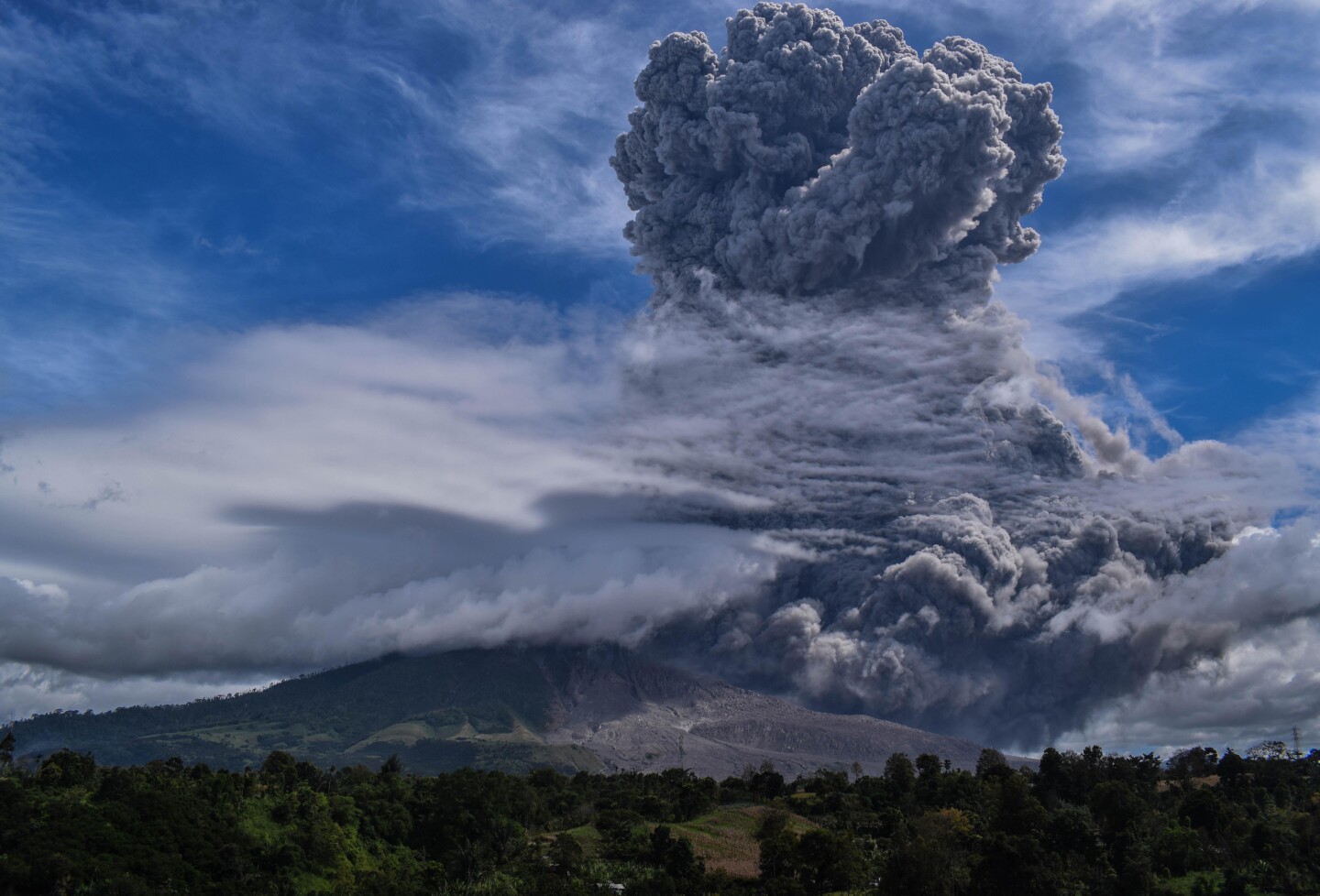 Vídeo|Se registra erupción de volcán Sinabung de Indonesia