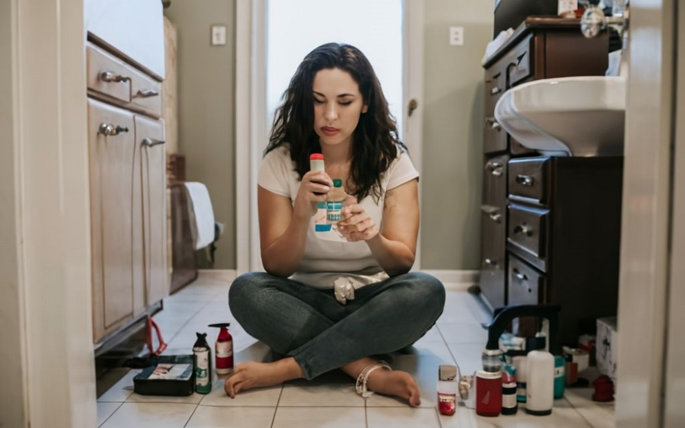 pildoras woman_taking_weight_loss_pills_in_the_bathroom.jpg