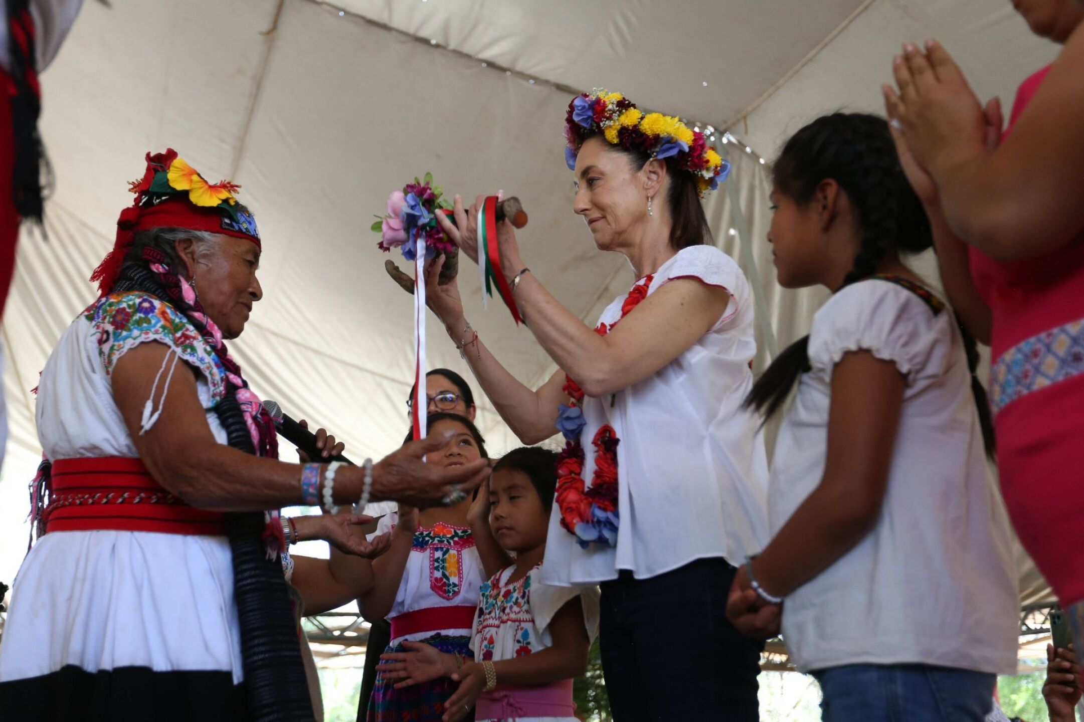 Mujeres indígenas le entregaron un bastón de mando a Claudia Sheinbaum previo al inicio de sus recorridos para buscar la candidatura presidencial de Morena.