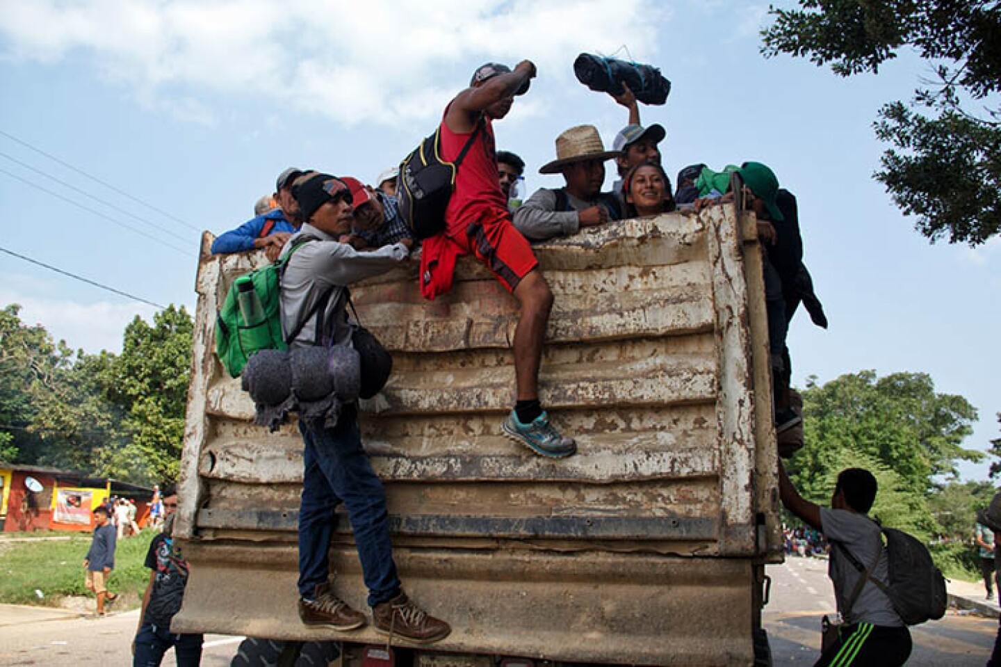 DONAJI, OAXACA, 02NOVIEMBRE2018.- Cientos de niños, mujeres y hombres integrantes de la caravana migrante desde las 5 de la mañana comenzaron a dirigirse hacía Donaji, donde al llegar se percataron que el poblado no cuenta con servicio de electricidad