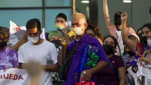 Mujeres de diversos colectivos acompañaron a Gerardo Martínez, padre de Yolanda Martínez Cadena, desaparecida en San Nicolás de los Garza el 31 de marzo de 2022, a una marcha por calles del centro de la ciudad. La familia exige que su caso sea atendido.