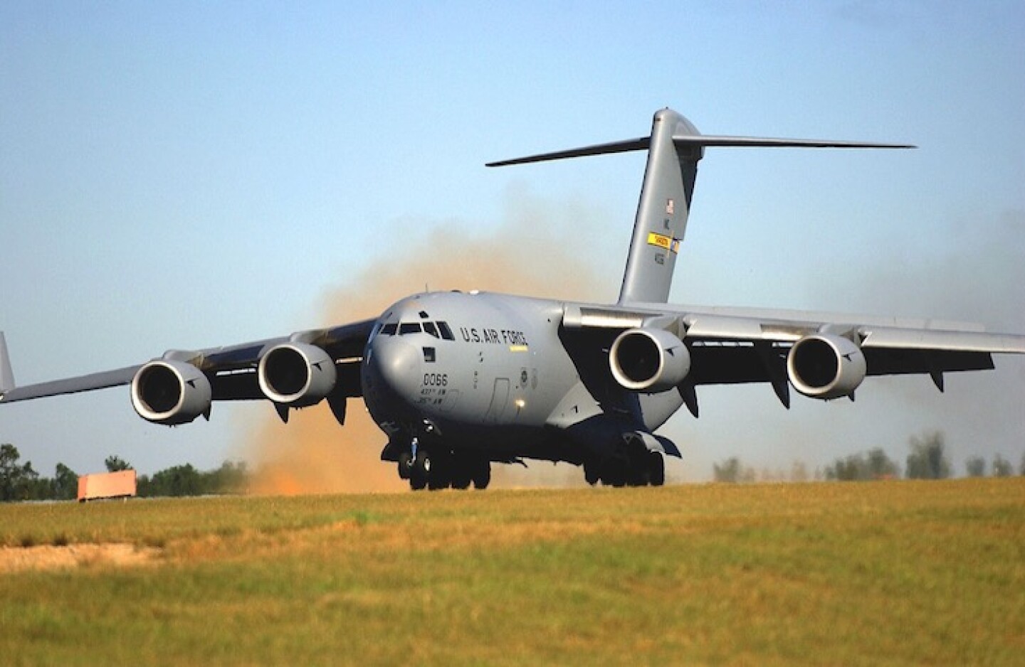 1200px-US_Air_Force_C-17_Globemaster_III_aircraft