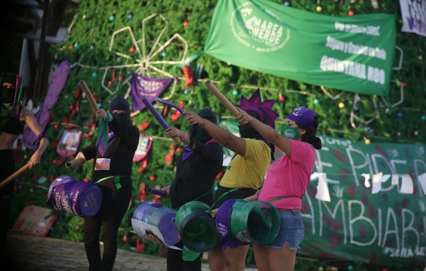 La Red Feminista Quintanarroense anunció el cierre del edificio del Congreso del Estado hasta que no se integre en la agenda legislativa la iniciativa de reforma de ley para despenalizar el aborto en Quintana Roo.