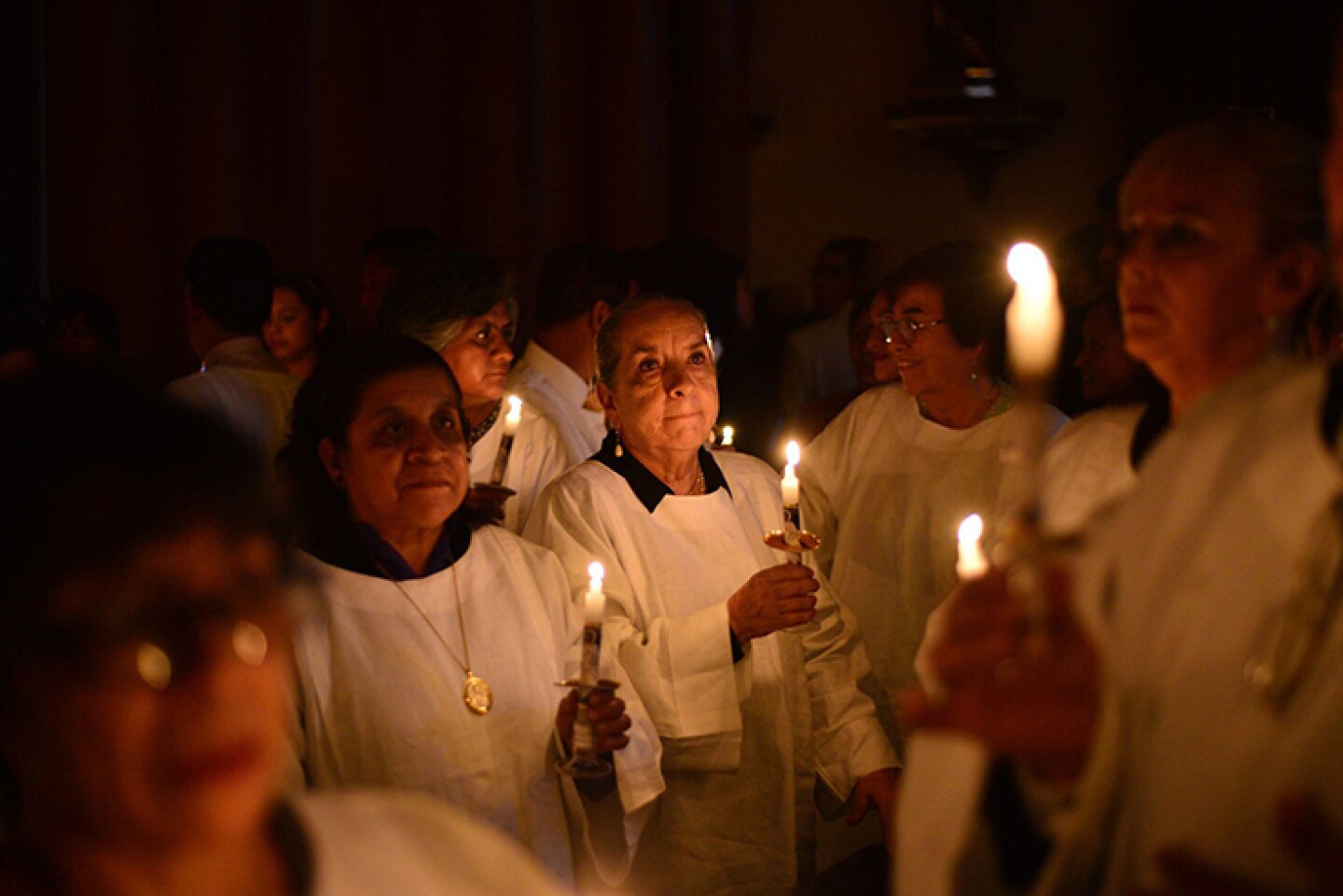 XALAPA, VERACRUZ, 01ABRIL2018.- El Arzobispo Hipólito Reyes Larios presidió la celebración del fuego nuevo y la vigilia pascual en la Catedral ante decenas de fieles . FOTO: ALBERTO ROA /CUARTOSCURO.COM
