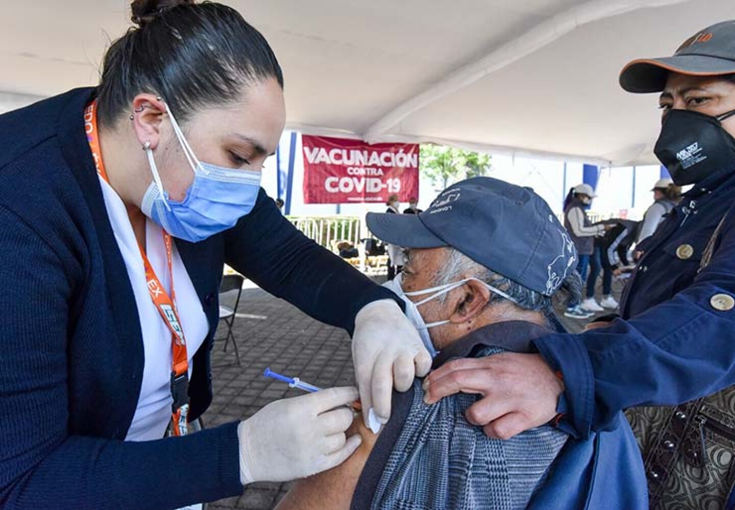 De forma ordenada inició la vacunación contra COVID-19 para personas mayores de 60 años en el municipio de Metepec.