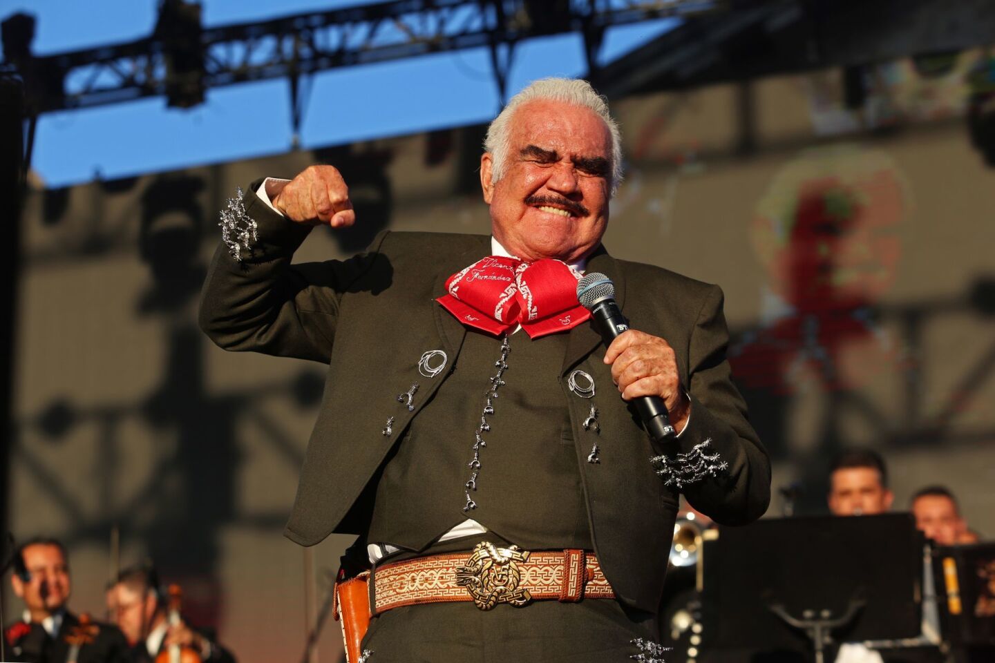 GUADALAJARA, JALISCO, 06OCTUBRE2019.- Esta tarde en la Plaza de los Mariachis y ante cientos de personas se develo una estatua ecuestre del Charro de Huentitán Vicente Fernández, posteriormente a esto ofreció un concierto ante miles de personas en la explanada del Instituto Cultural Cabañas.FOTO: FERNANDO CARRANZA GARCIA / CUARTOSCURO.COM