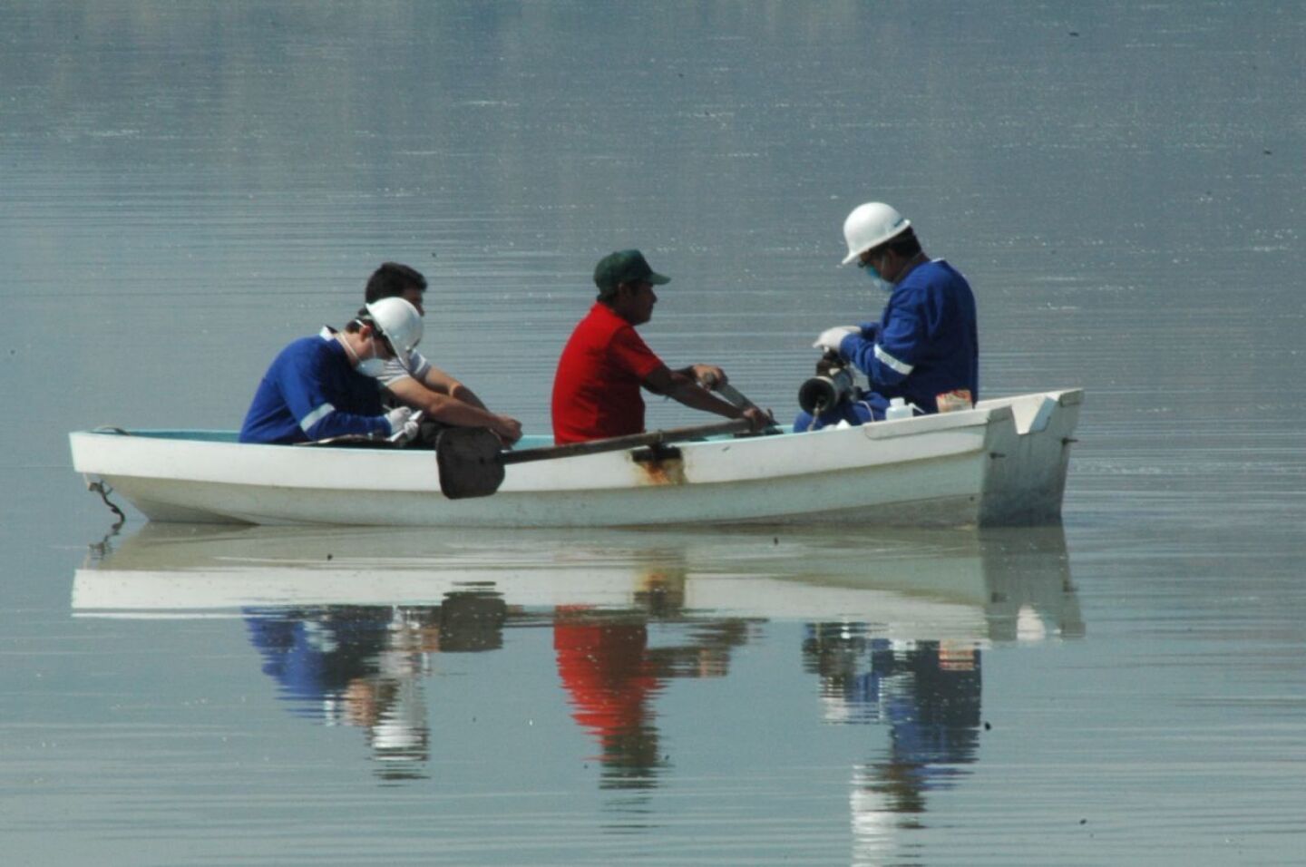 TULA, HIDALGO, 30ENERO2008.- Durante un recorrido realizado por integrantes del Partido Verde Ecologista de México por la Presa Endhó en el municipio de Tula, Hgo. el Diputado Federal Diego Cobo Terrazas, la Secretaria de Ecología y Medio Ambiente Mariana Boy Tamborrell y el Senador Francisco Agundis Arias, tomaron muestras de la tan contaminada agua de la llamada fosa séptica a cielo abierto de aguas residuales provenientes del Valle de México, con la finalidad de medir la contaminación que presenta, este embalse que tiene más de 100 años de existencia, para denunciar las afectaciones que ocasiona al medio ambiente y a la salud pública.FOTO: CUARTOSCURO.COM
