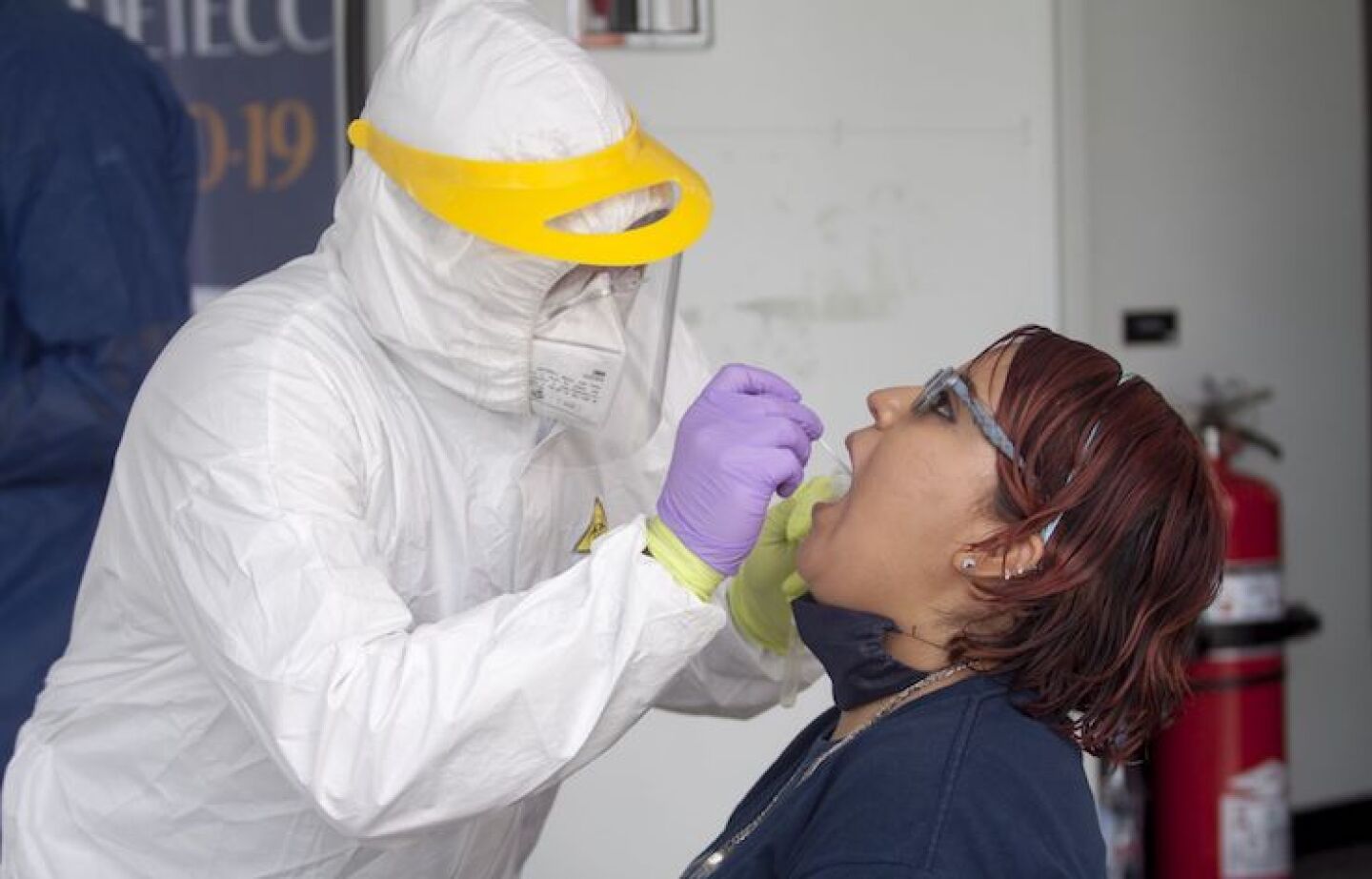 MONTERREY, NUEVO LEÓN 11ABRIL2020.- Se instalan tres módulos para ampliar la detección de casos de coronavirus Covid-19 en la entidad en puntos drive-thru. Se aplicarán a personas con síntomas como fiebre, tos, dolor de garganta y malestar en general, así como personas que hayan tenido contacto con un caso confirmado de Covid-19. FOTO: GABRIELA PÉREZ MONTIEL / CUARTOSCURO.COM