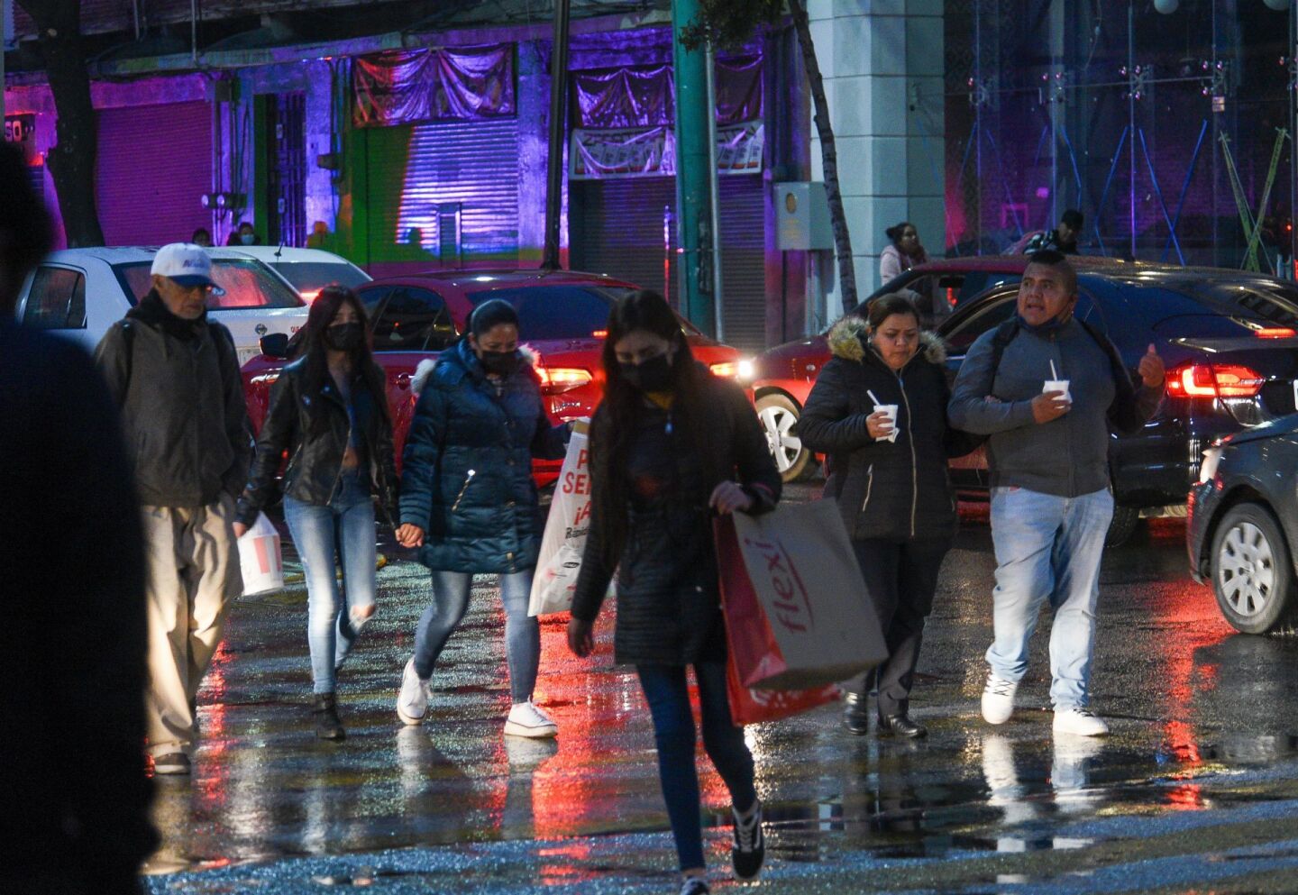 Abrigados es cómo salió la población del Valle de Toluca debido a las bajas temperaturas que se registraron este domingo.