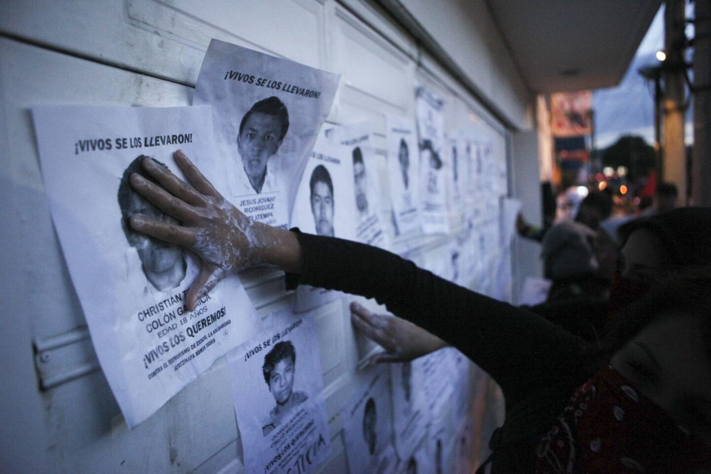 MORELIA, MICHOACÁN, 08OCTUBRE2014.- Más de 3 mil normalistas salieron a las principales calles de la capital pare exigir justicia en el caso de sus compañeros desaparecidos de Ayotzinapa.La manifestación que fue encabezada en su mayoría por estudiantes de las 8 normales unidas de la entidad, finalizó en las oficinas de la Comisión Nacional de los Derechos Humanos (CNDH), dónde fueron recibidos para sostener una audiencia con los funcionarios delegados.Durante la manifestación se realizaron diversas pintas a cargo de diversos colectivos que apoyan la causa de los estudiantes normalistas, estos se realizaron en oficinas de gobierno, bancos y comercios de gran magnitud.FOTO: ALAN ORTEGA / CUARTOSCURO.COM