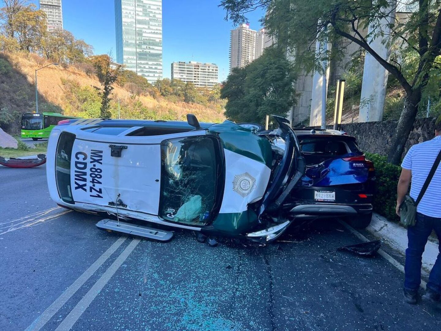 accidente-en-vasco-de-quiroga-patrulla-vuelca-en-cuajimalpa