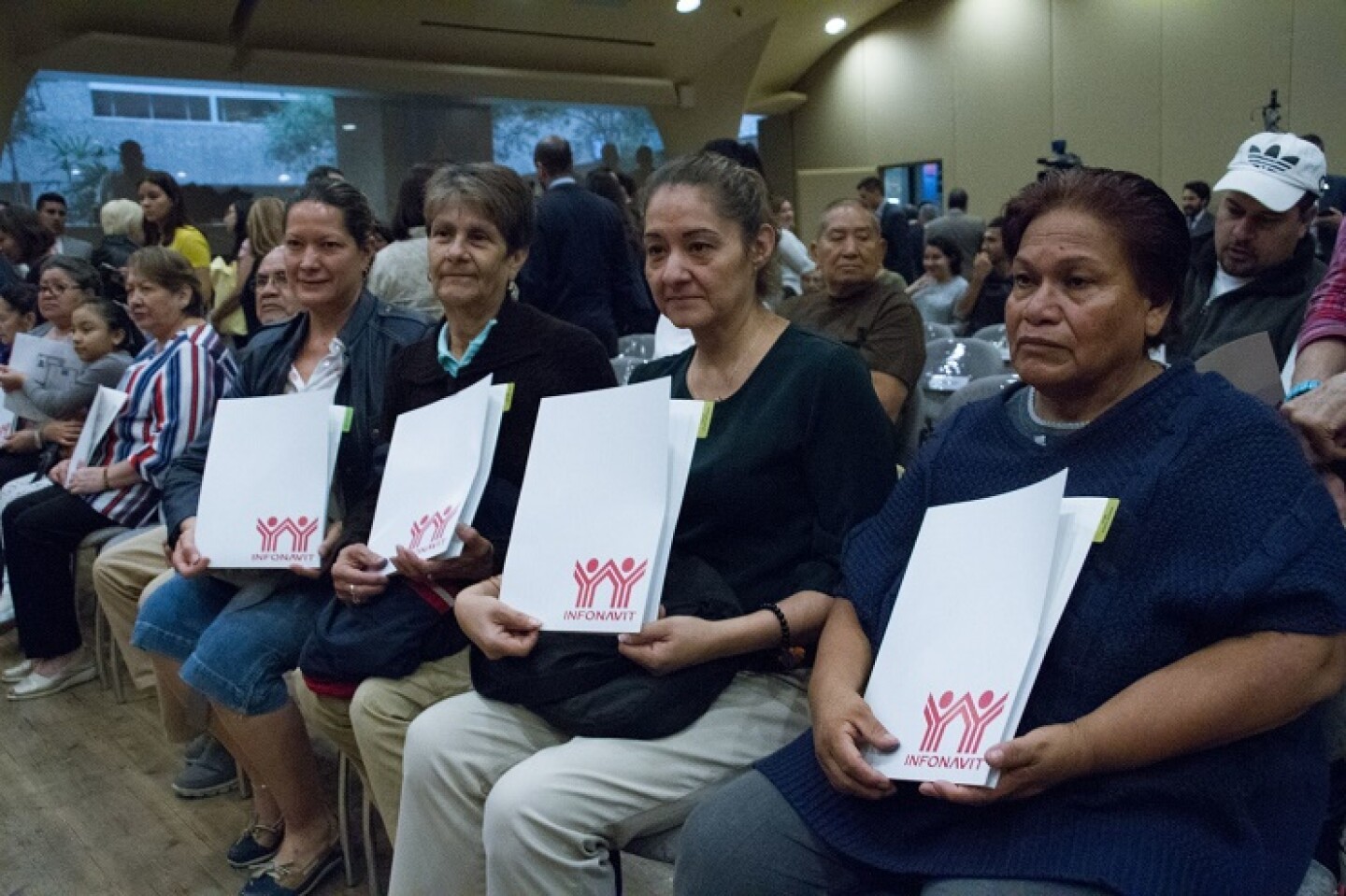CIUDAD DE MÉXICO, 30MAYO2019.- Beneficiarios de la firma del convenio de colaboración entre la Secretaría del Trabajo y Previsión Social (STPS), a través de la Procuraduría Federal de la Defensa del Trabajo (Profedet), y el Instituto del Fondo Nacional de la Vivienda para los Trabajadores (Infonavit), con este convenio los trabajadores recibirán de manera más rápida y segura la devolución de sus ahorros.FOTO: ROGELIO MORALES /CUARTOSCURO.COM